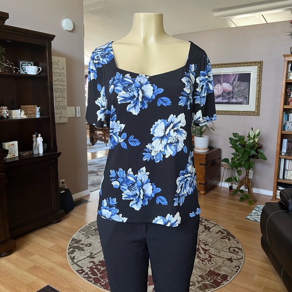 WHBM blue, black & white short sleeve blouse-size L - Picture 4 of 10